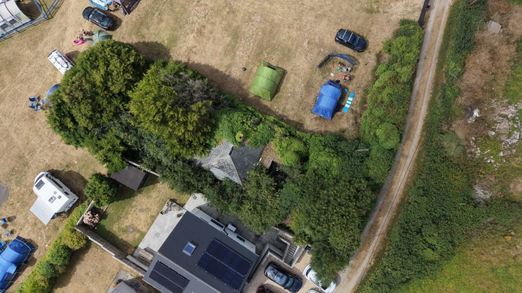 Lot: 45199 - DETACHED BUNGALOW FOR IMPROVEMENT OR REDEVELOPMENT IN POPULAR COASTAL TOWN - Close up birds-eye-view of property and grounds